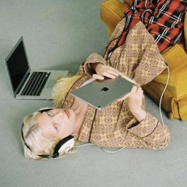 Menina com tablet escutando música
